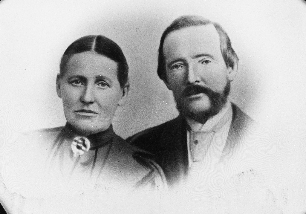 Ekteparet Ragnhild Olsdtr. Njå og Reinhard Olsen Njå (14.4.1833 - ).  Han var frå husmannsplass 2 under Njå. Dei flytta til Stavanger der han arbeidde som skipstømmermann..