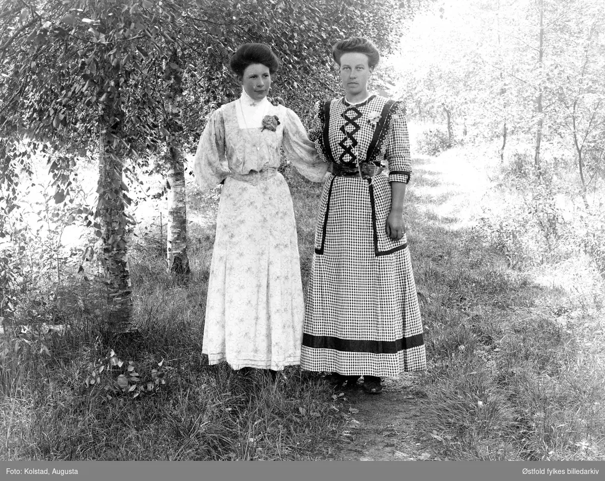 Portrett av to kvinner, utendørs. Damen til høyre er Edle Hansen Solvold, fra Askim.