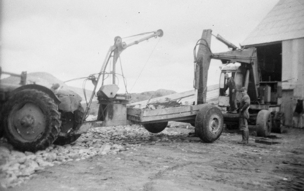 Traktor, steinvogn og ein av dei første Brøytane, prod. nr. 1 eller 2.  Både steinvogna og Brøyten vart utvikla på Frøylandsfeltet.Mennene er Odd Dramstad og Jens Gausland.