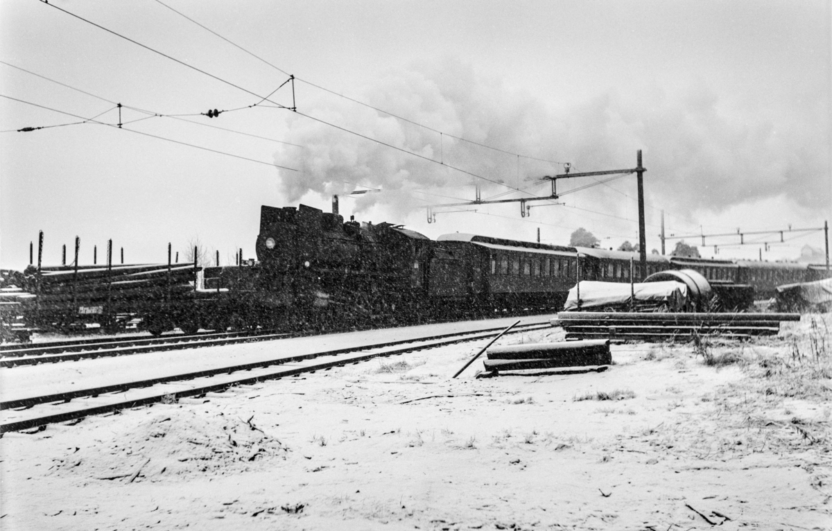 Ekstratog 7389 i forbindelse med hjemreisen fra påskeferie 2. påskedag, kjører ut fra Hamar restning Røros.  Toget trekkes av damplokomotiv type 26a nr. 230.