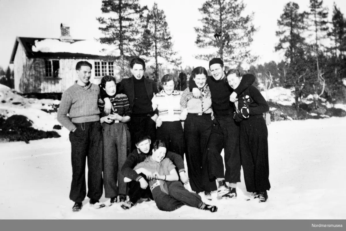 Ungdom i Halsa/Suradal ca 1937. mote, klær, snø, vinter. Eier av familiealbumet er Odd Williamsen. Fra Nordmøre museums fotosamlinger.
