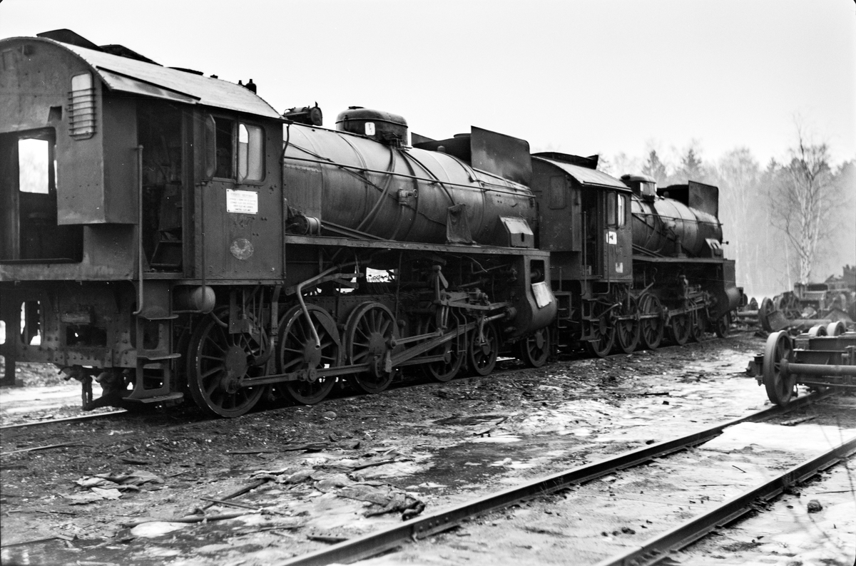 Damplokomotiv type 31b nr. 446 og 427 under opphugging på Grorud verksted.
