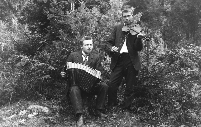To musikanter med torader og fiolin, antakelig Askim-distriktet, ca. 1910-20.