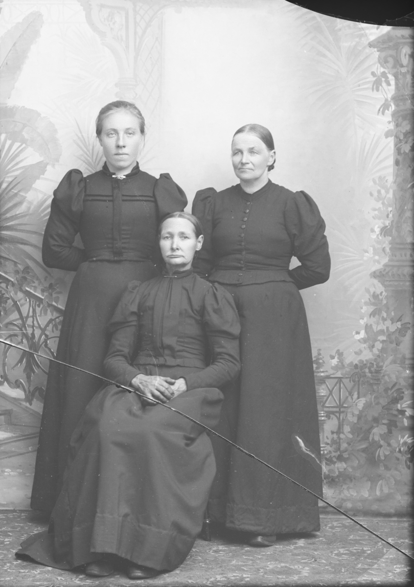 Gruppebilde, helfigur tre kvinner, Anna Kolloen sin gruppe