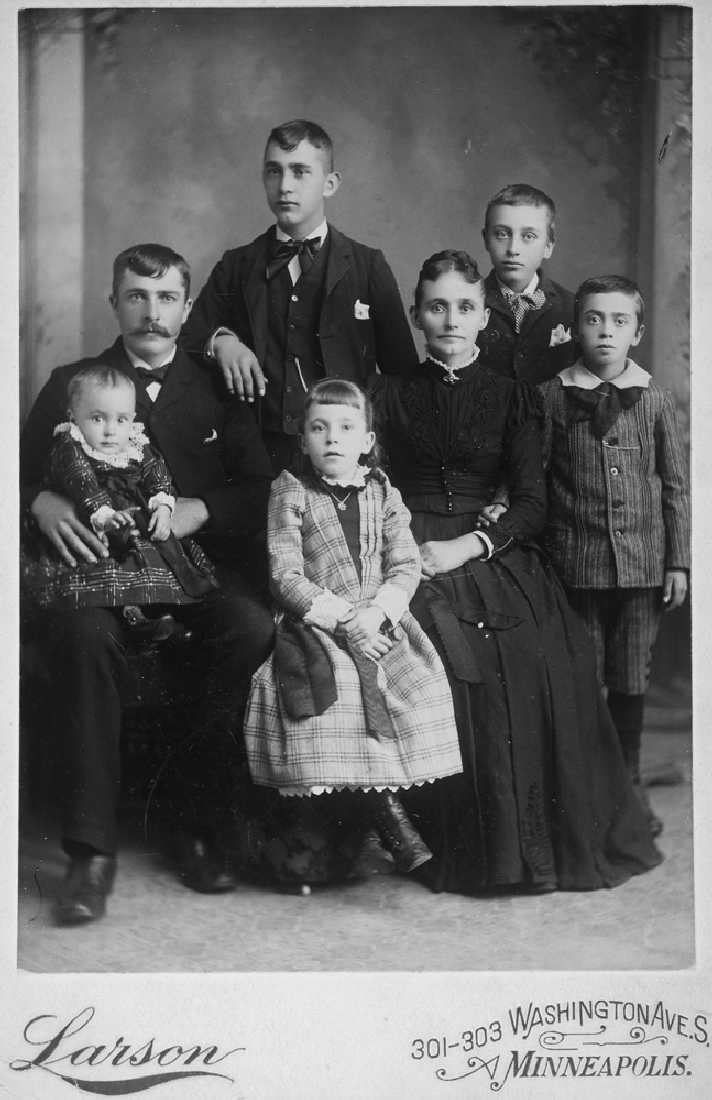 Leirfjord / USA, Minnesota, Minneapolis. Portrett av ukjent familie med barn i fine klær.