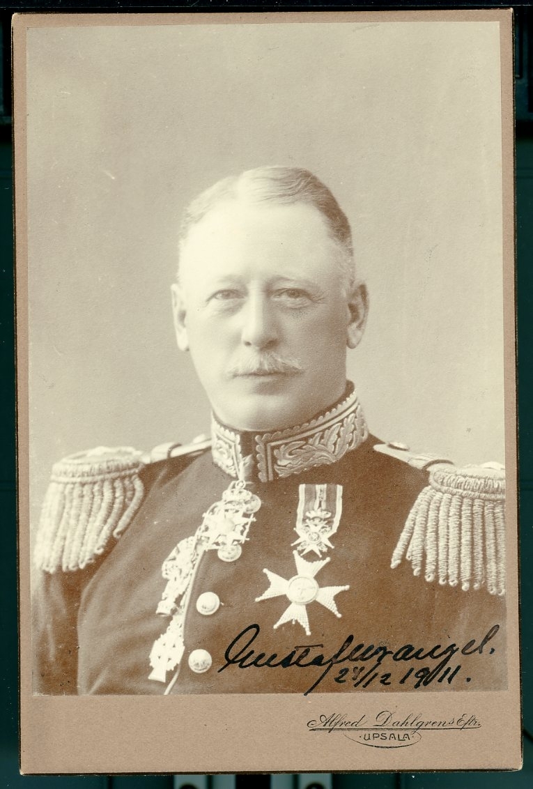 Kabinettsfotografi: Gustaf Wrangel i uniform med medalj och kraschan på bröstet.