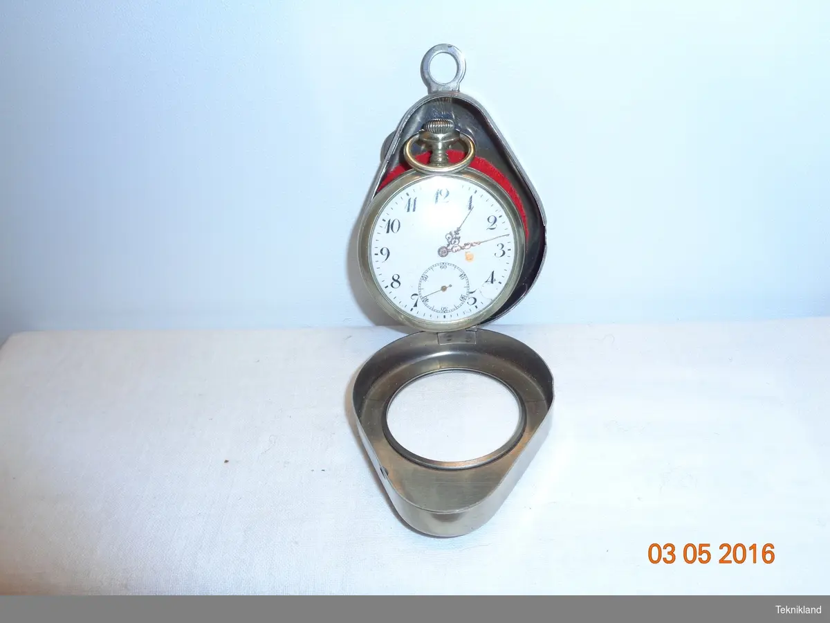 Uret ligger i en metallask i rostfritt stål märkt med "3 kronor"