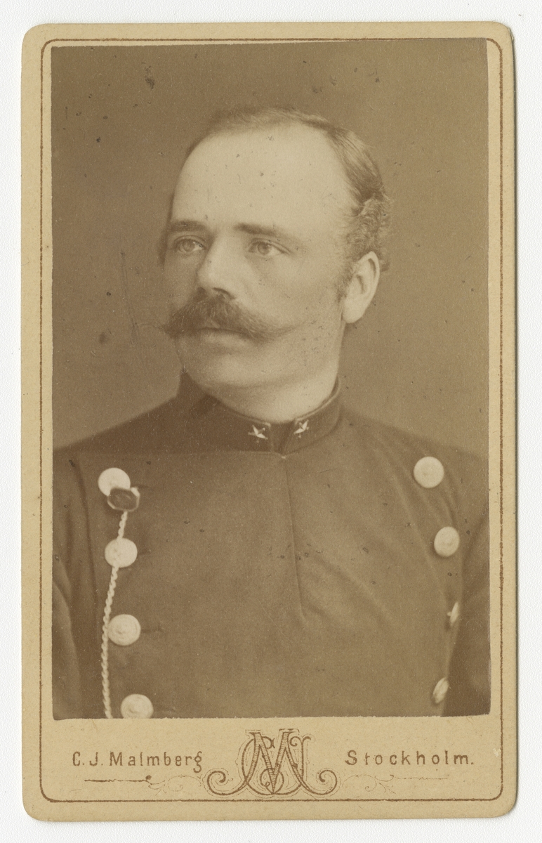 Porträtt av Carl Axel Wester, underlöjtnant vid Västgöta regemente I 6.
Se även bild AMA.0021816 och AMA.0021945.