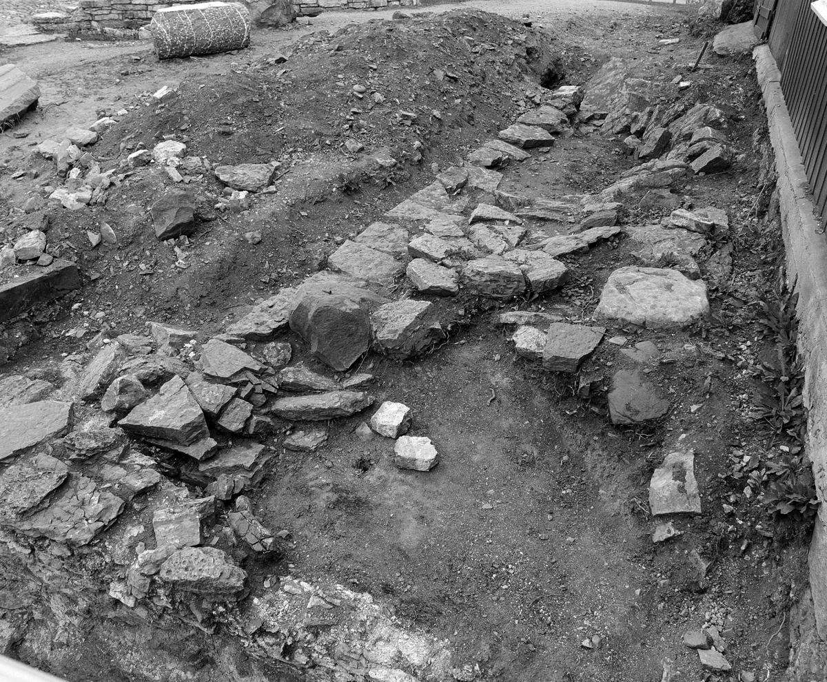 Arkeologiske undersøkelser i kjellerruin vest for drengestua 1986-1989. Nord-sydgående syllsteinsrekke nord for kjelleranlegget.