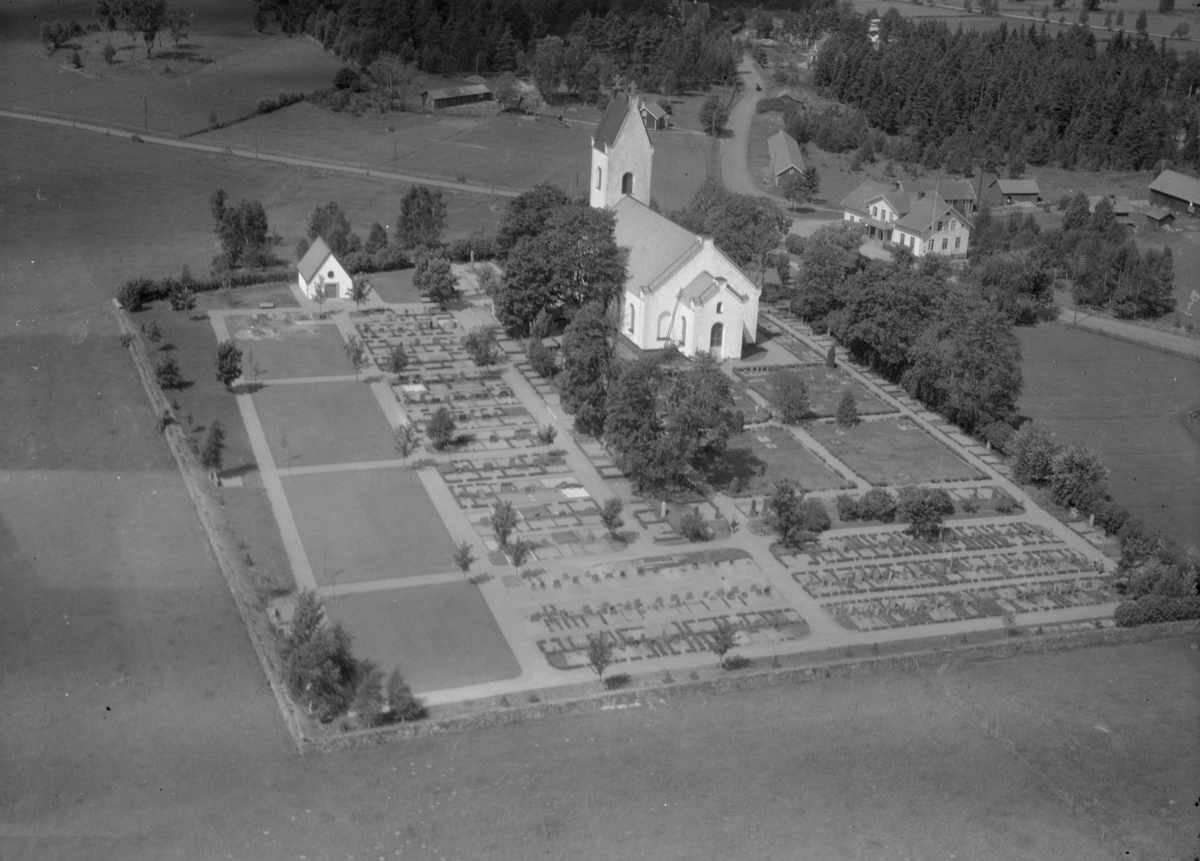 Flygfoto över Hässleby kyrka, Eksjö. Foto nr K 264.