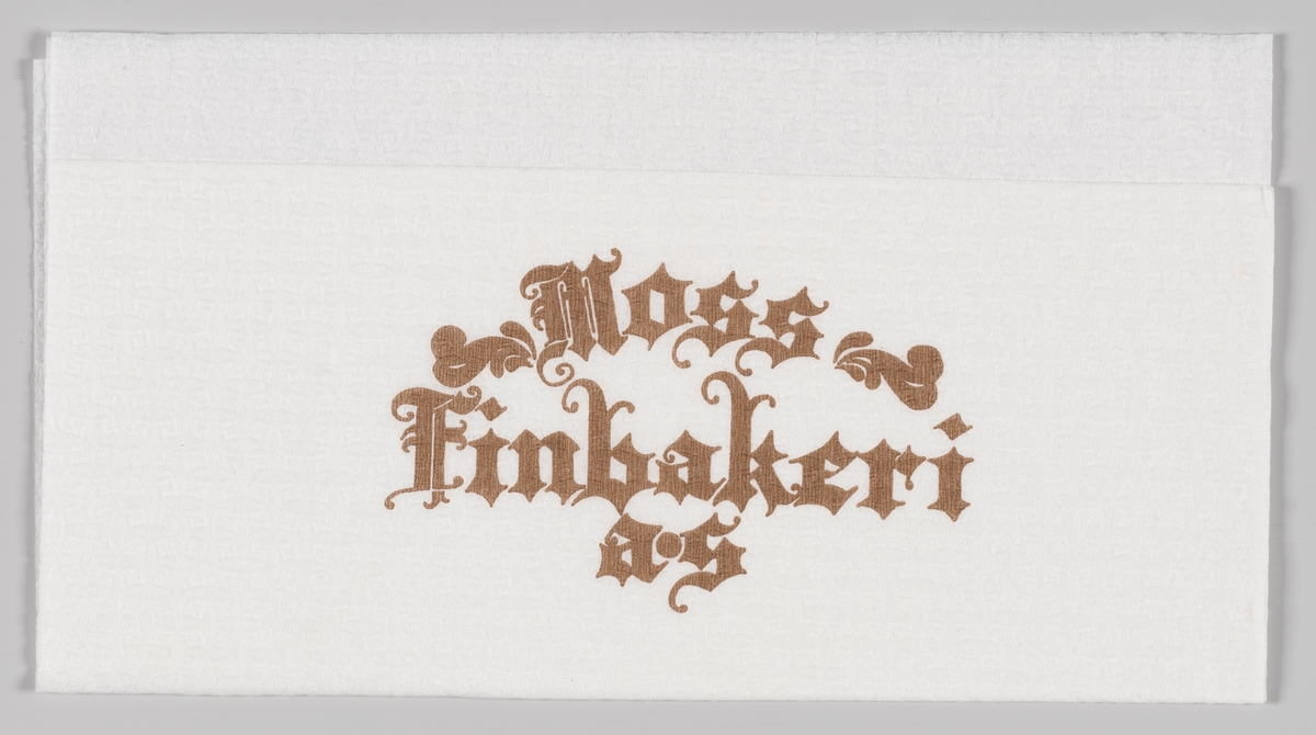 En reklametekst med gammeldagse bokstaver for Moss Finbakeri.

Moss Finbakeri åpnet i 1967 og er i dag et håndverksbakeri som bruker gamle oppskrifter og erfaringbaserte bake-tradisjoner.