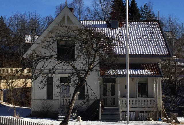 Wanggården slik den så ut rundt 1910 og slik den ser ut i dag.