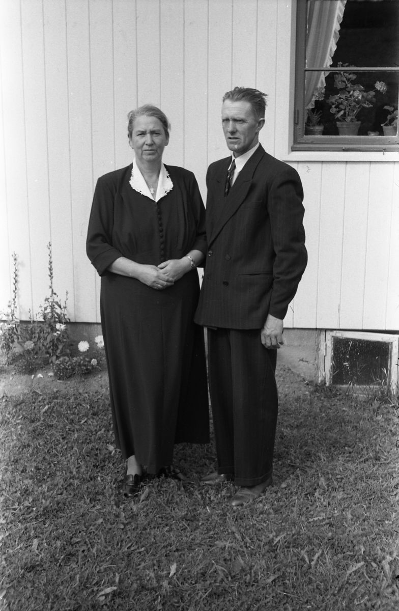 To helfigurs portretter av antatt Jens o. Ulsrud og kona Solveig f.Ellingsen.  August 1954.