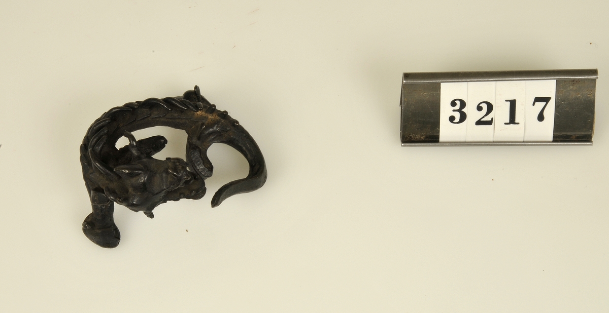 Miniatyr.
Motiv i form av en drake.

Har tillhört de Adelsköldska samlingarna.
