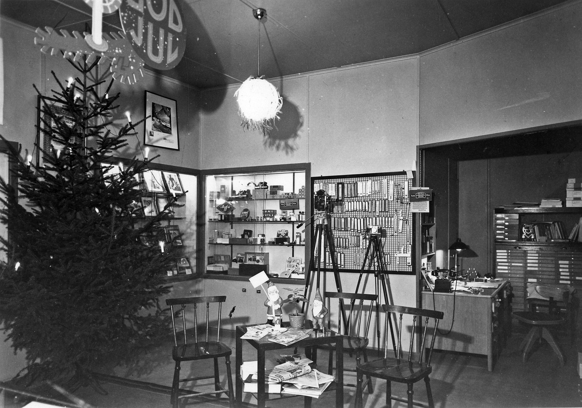 Butiksinteriör med julgran och julpynt.
Kvarteret Kronan, Stora Torget.