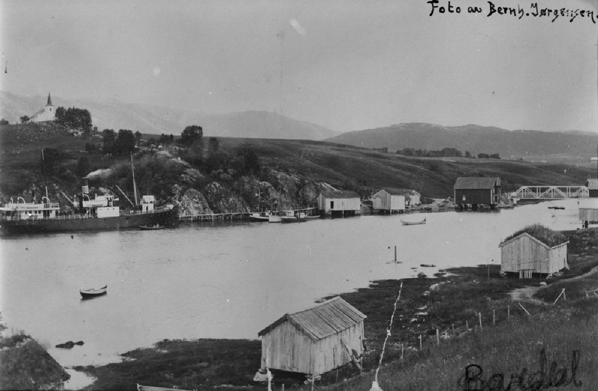Leirfjord, Bardal. Helgelandske Dampskipsselskabs "Vefsn" ved kai i Bardal. Skipet ble satt inn i rutetrafikk sommeren 1910.
Bildet er brukt i Leirfjordkalenderen - juni 1995