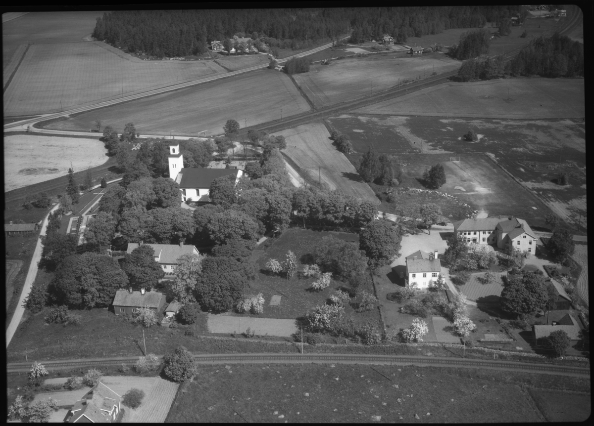 Flygfoto över Björskogs kyrka, prästgård och skola, Björskog.