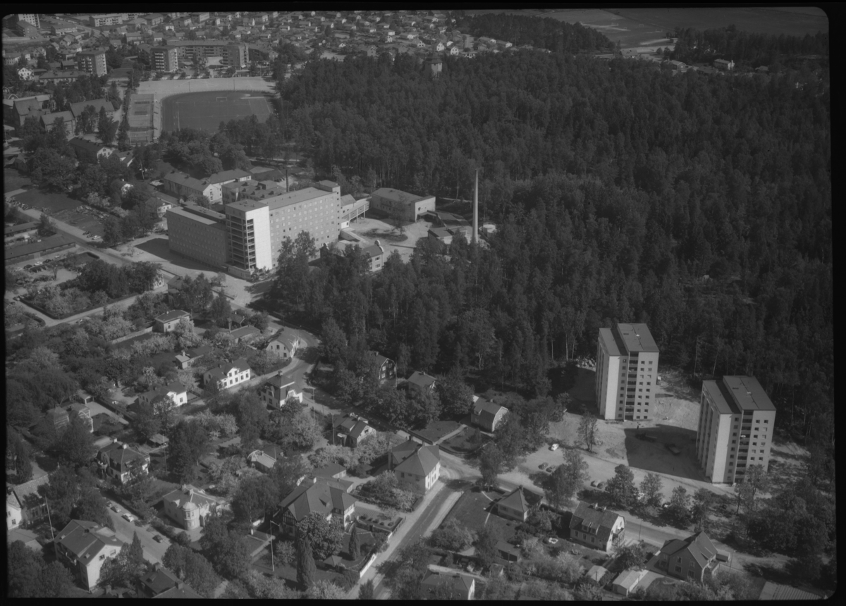 Flygfoto över Köpings lasarett, stadsdelen Hushagen i Köping.