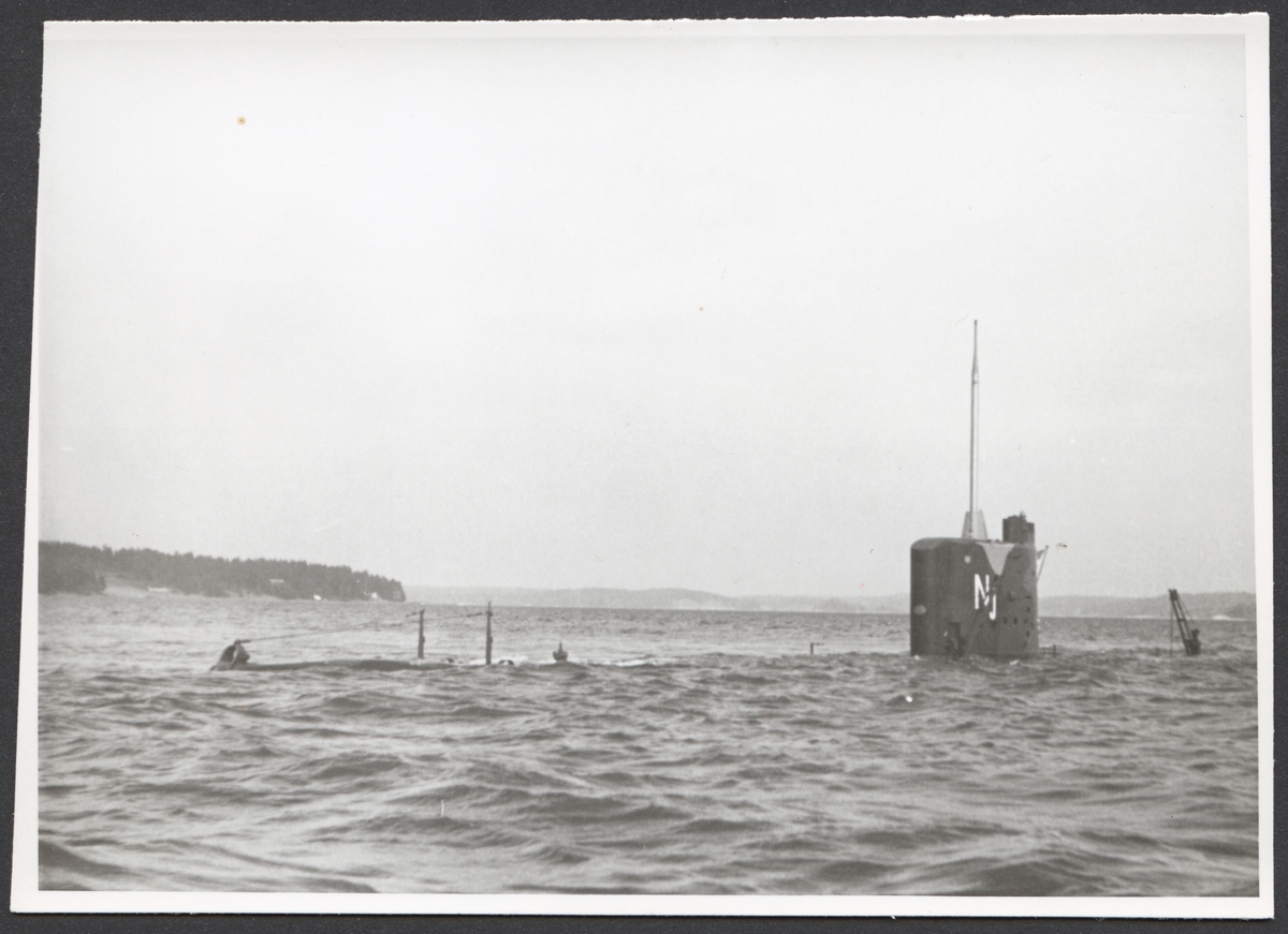 Ubåt Najad i Hårsfjärden juli 1953. Båten har dykt så att bara tornet sticka ut på havsytan.