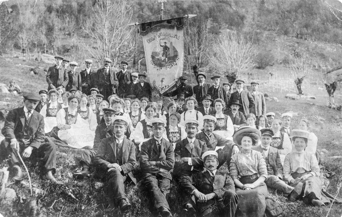 17. mai-feiring 1913 på Eitrheimstveite på Egne Hjem med Odda Musikklag og Odda Ungdomslag.