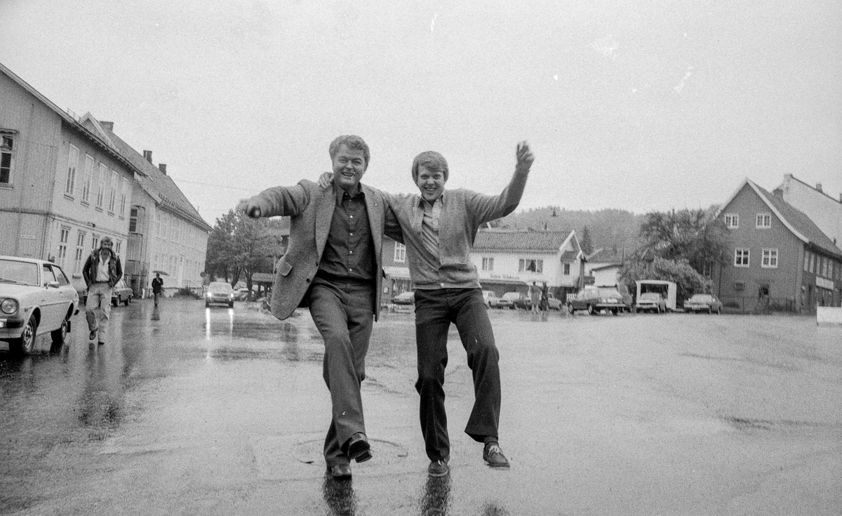Drøbak-dagene 1980 starter. Olav Sandsmark (tv.) og Øivind Pettersen.
Fotograf: ØB Gjærum