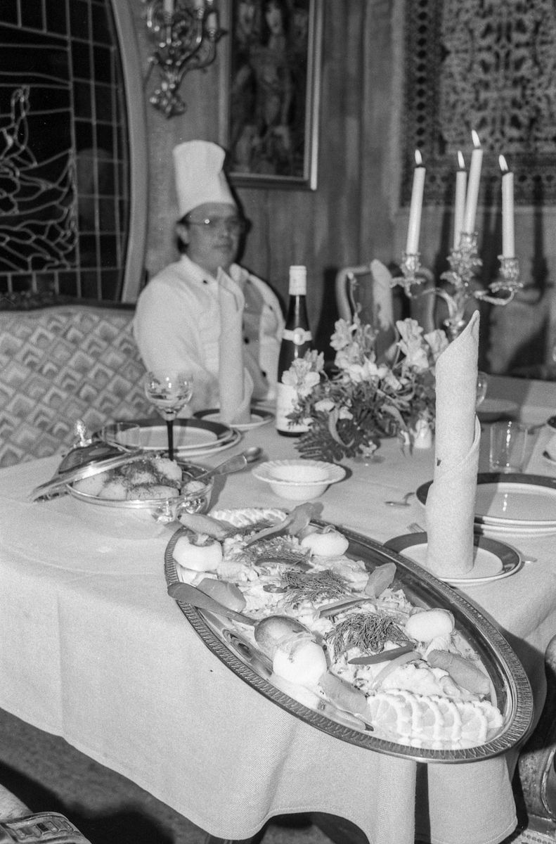 Villa Sandvigen, restaurant ved Gjersjøen. Kokk Terje Hansen lager mat.
Pent dekket bord med stearinlys.