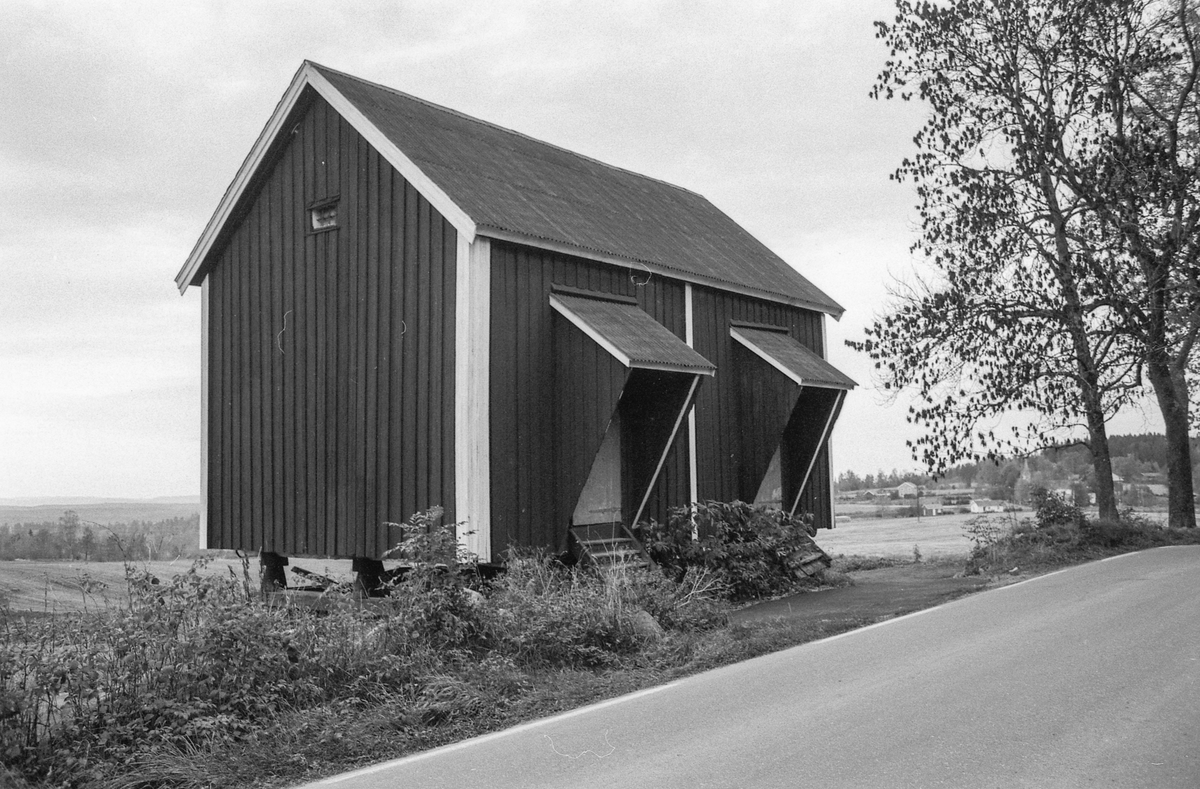 "Teltbua" på Riis gård i Nordby. Ligner på et stabbur, men har to overbygde dører.