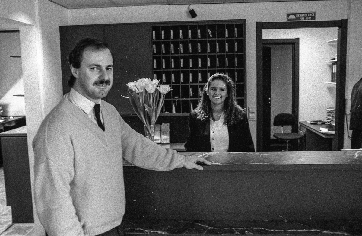 Vestby Hotell, ved resepsjonen daglig leder Reinard Sommer og resepsjonist Lise Simensen. Reinard Sommer med kaffekopp i spisesalen.