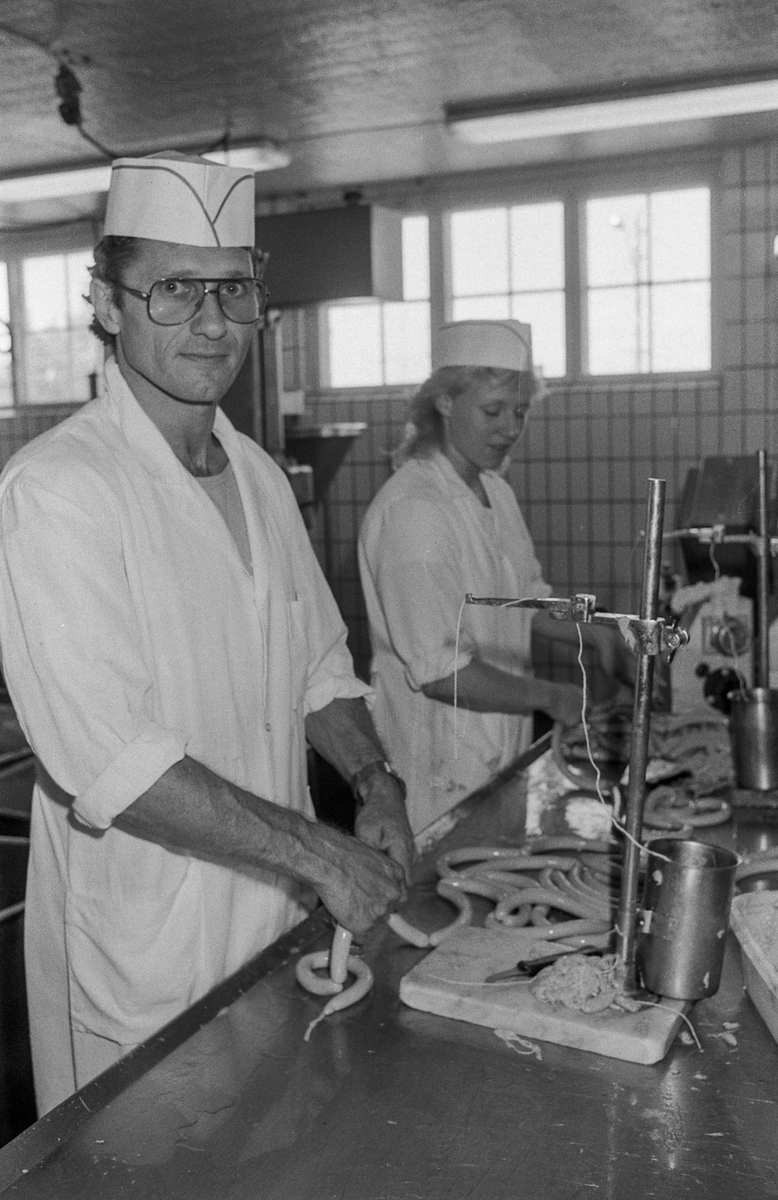 Tomte Mat i Ås med to ferdigutdannede pølsemakere. Hans Olav Skjolden og Anne Line Bjørnstad.
