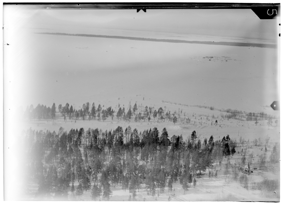 Flygfotografi av del av flygstationen på bakre basen i Veitsiluoto under finska vinterkriget 1940. Från F 19, Svenska frivilligkåren i Finland.