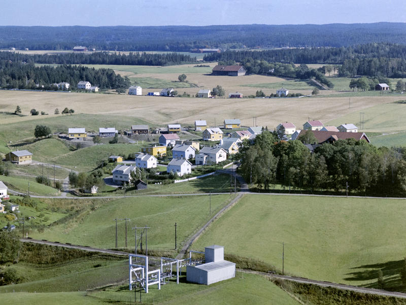 Flyfoto eller skråfoto av Gudimfeltet og Dørjehaugen, Rakkestad 11. sept. 1963. (Foto/Photo)