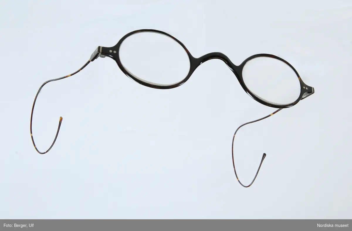 Glasögon av sköldpadd, ridfjädrar, engelskt nässtycke, per. glas + 7,25 D, ovala 37 x 27 mm, på det v. inristat 7, PD 65mm.
/Optikhistoriska museets katalog