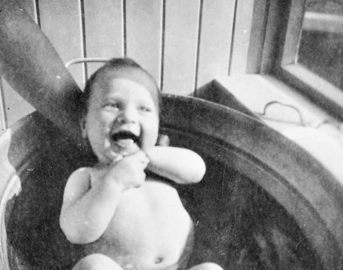 Baby Ottar Christensen i vaskebaljen heima i Kriken