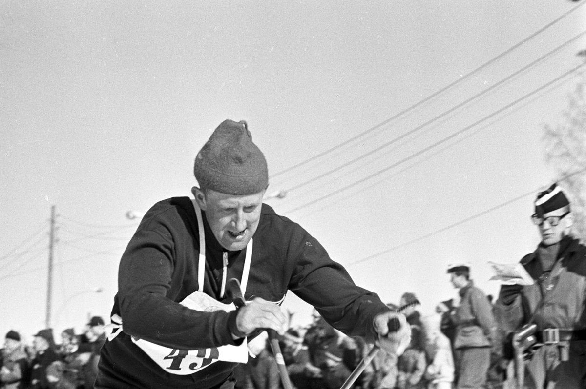 En skiløper, 50 km Holmenkollrennet 1969. Fotografert 15. mars 1969.