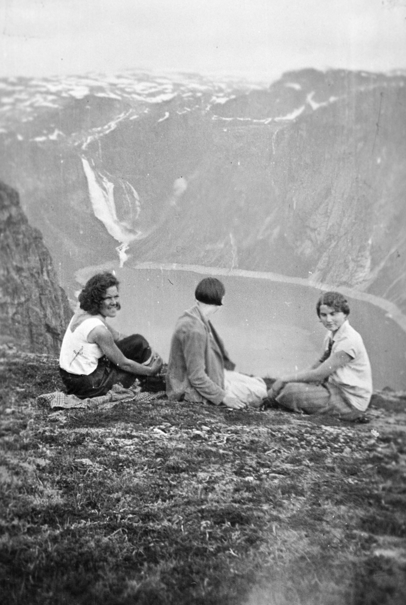 Kvinner på tur til Trolltunga med utsikt mot Ringedalsfoss.