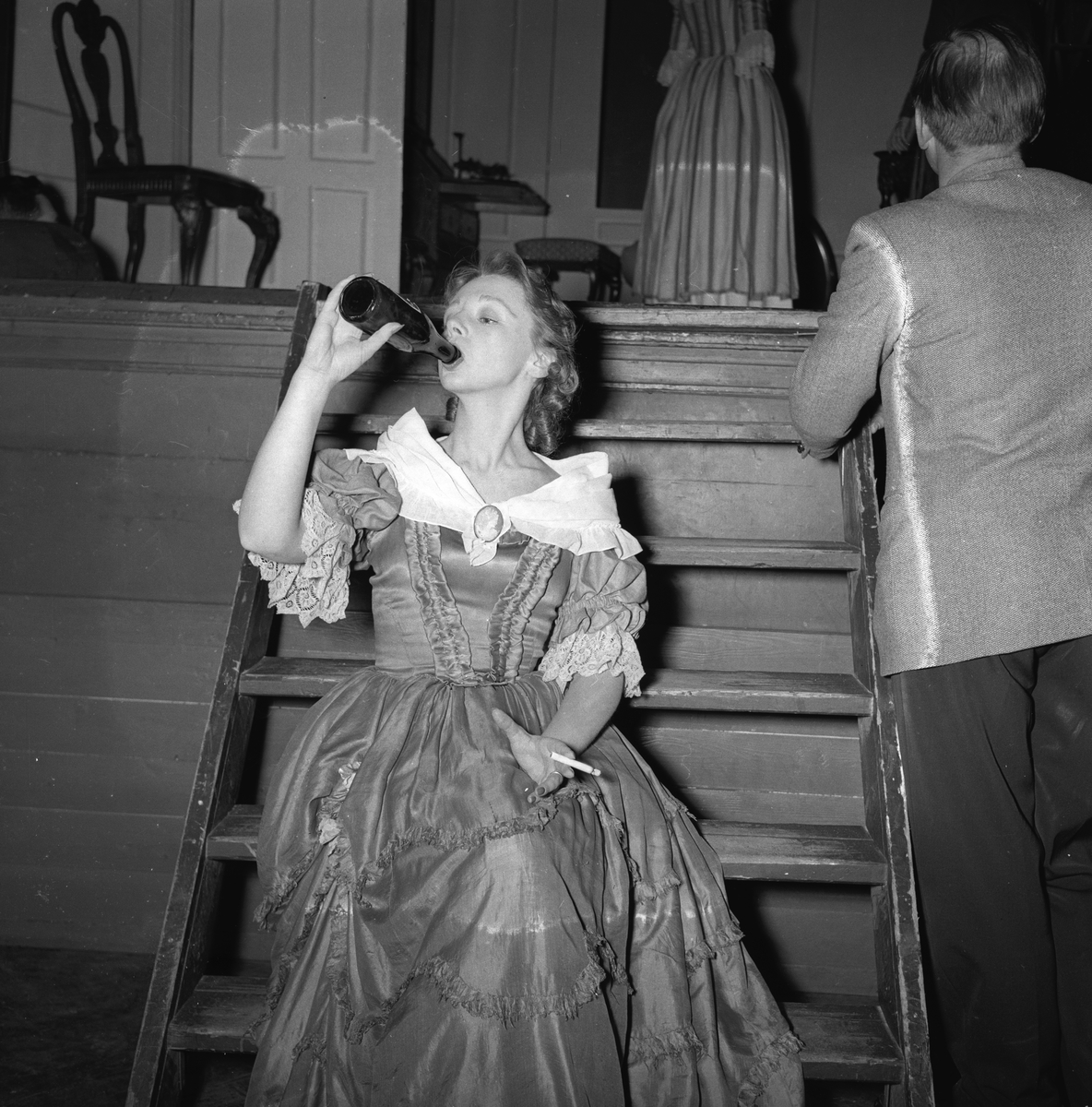 Oppsetning av "Berkeley Square". Skuespillere Edith Ellingsen og Tørres Aadland sammen på scenen. Fotografert 7. november 1955