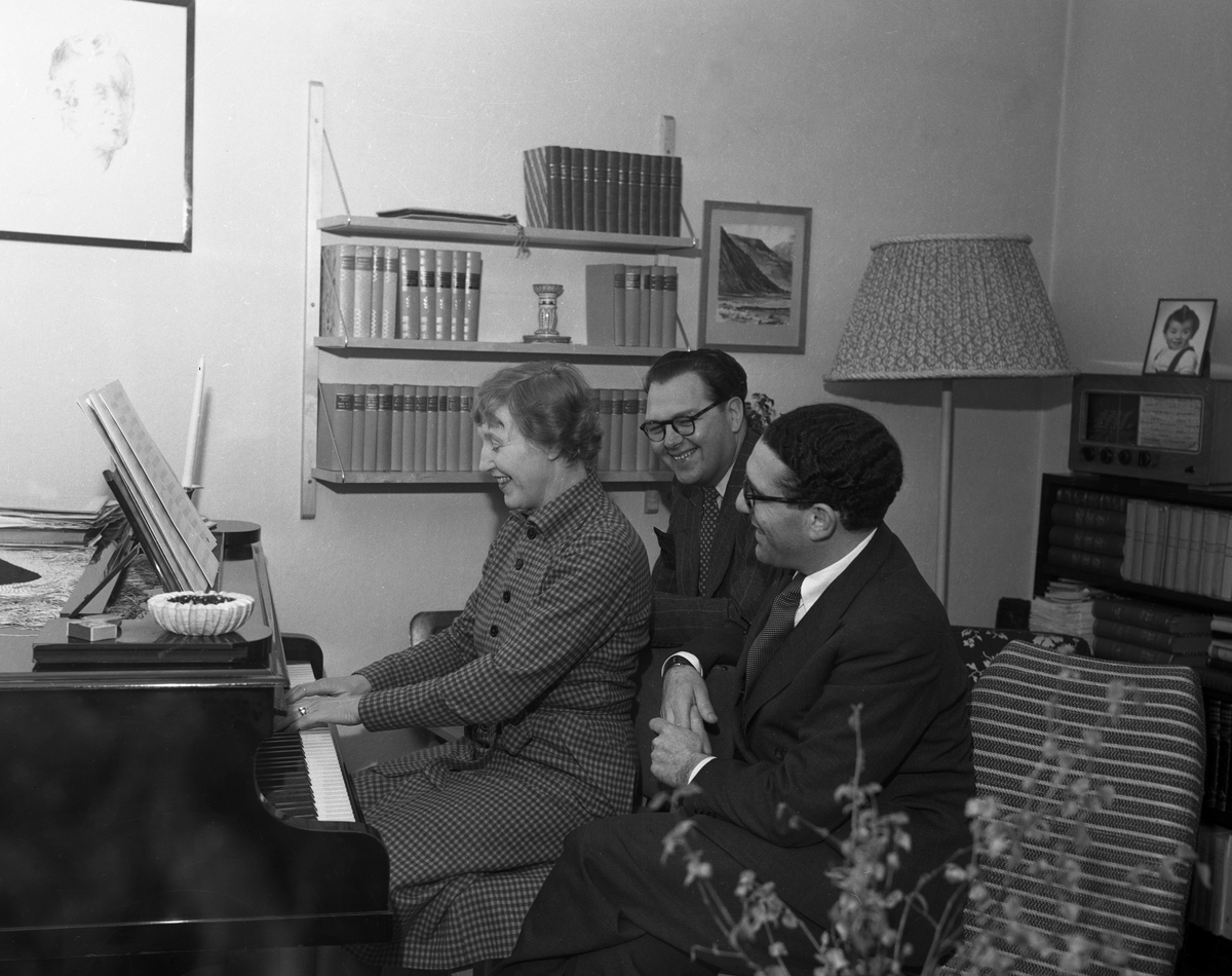 Pianist Robert Levin nærmest og Kåre Siem bak sammen med ukjent dame ved flygelet.