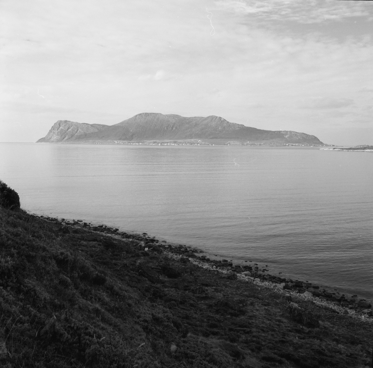 Prospektfotografi av øya Godøy, sett fra Sula.