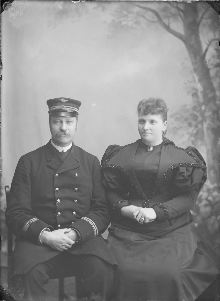 Jernbaneansatt mann (antatt stasjonsmester) med frue