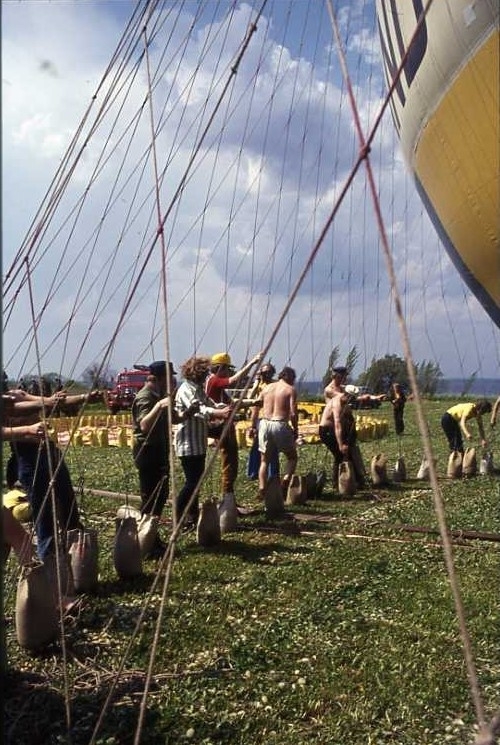 Ballongfestival 1973 i Gränna. Gasballongen Tecklenburger Land, omgiven av folk med ballastsäckar som håller ballongen nere. Diabild.