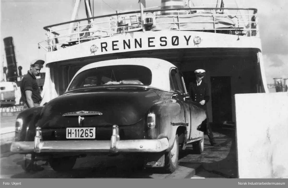 Bil ombord på båten Rennesøy. Familien Øverland på ferietur til Stavanger med familiens nye Chevrolet 1951 modell.