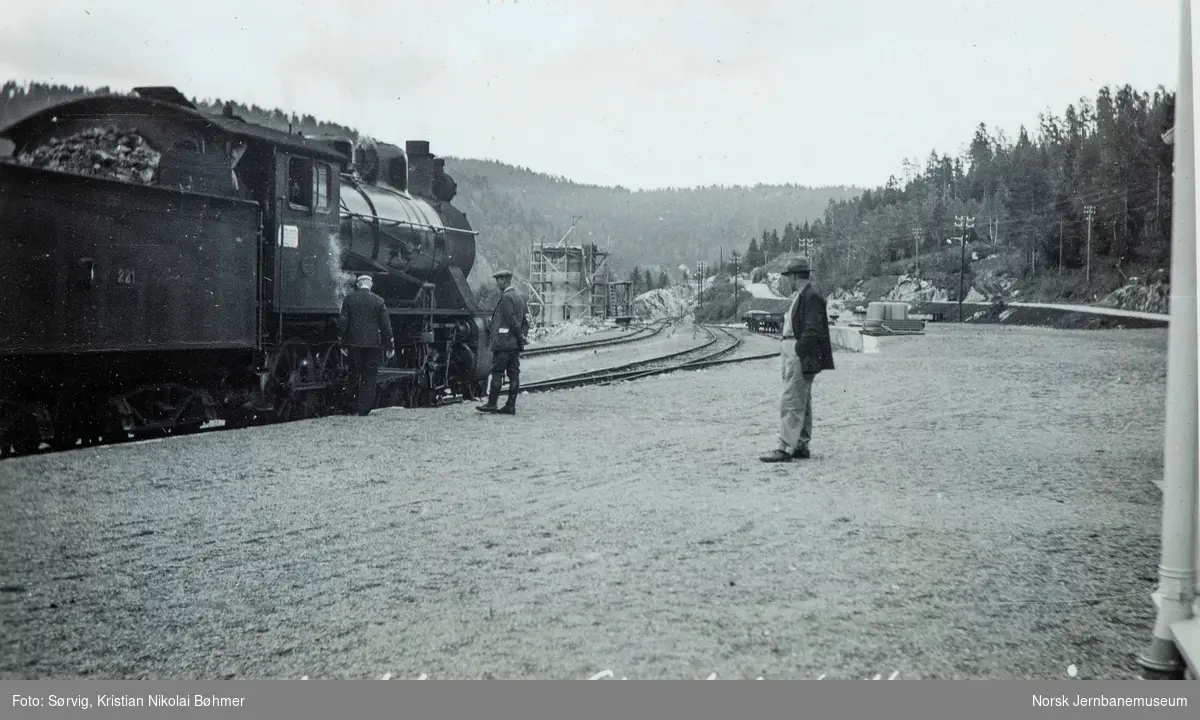 Damplokomotiv type 24b nr. 221 på Gjerstad stasjon.