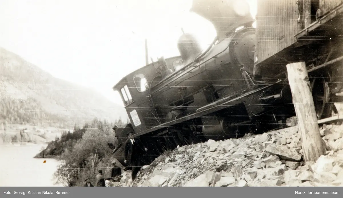 Avsporet damplokomotiv type 11b mer. 82 med arbeidstog ved Norefjorden ca. km 79,6