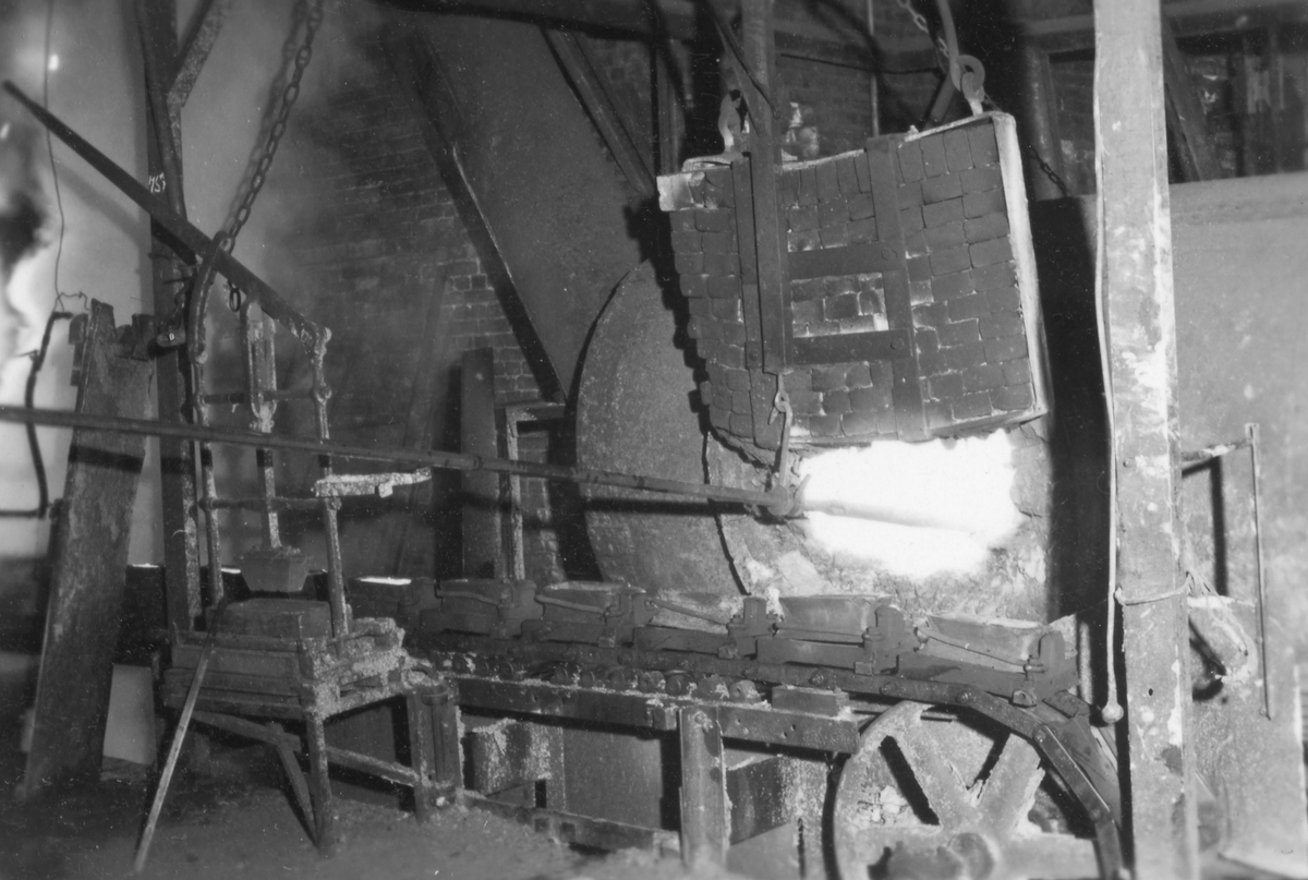 Raffineringsovn og støping av kobberbarrer i smeltehytta på Røros
