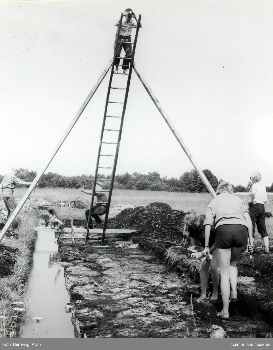 Fotodokumentation av utgrävningarna i Skedemosse.