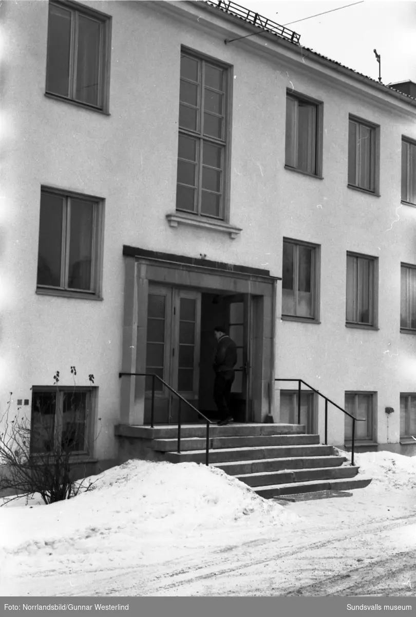 Sköns landskommun, interiörer från ett möte samt exteriörbild från kommunhusets entré i Skönsberg.