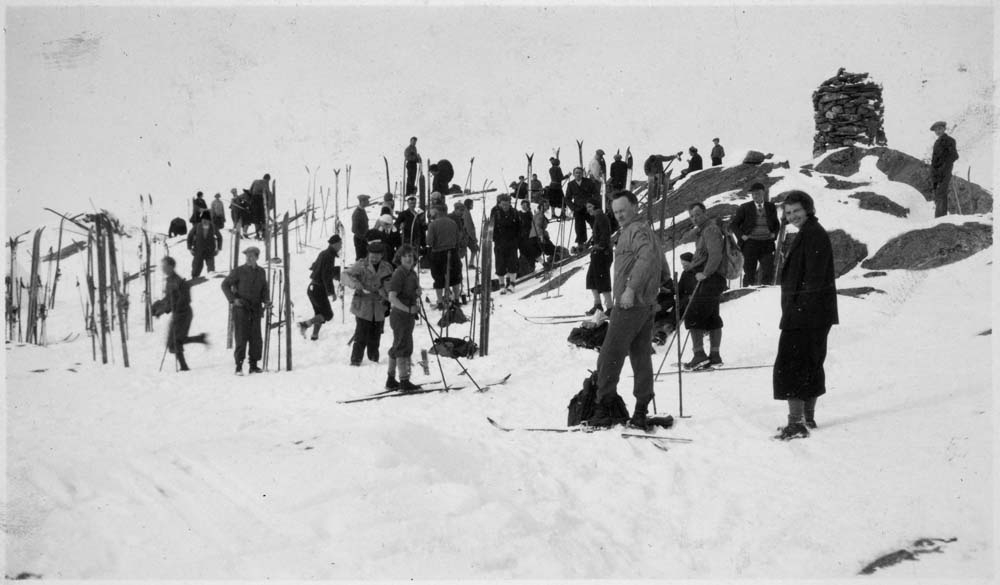 Masse folk på skitur opp til Øyfjellvarden på Øyfjellet. - Helgeland ...