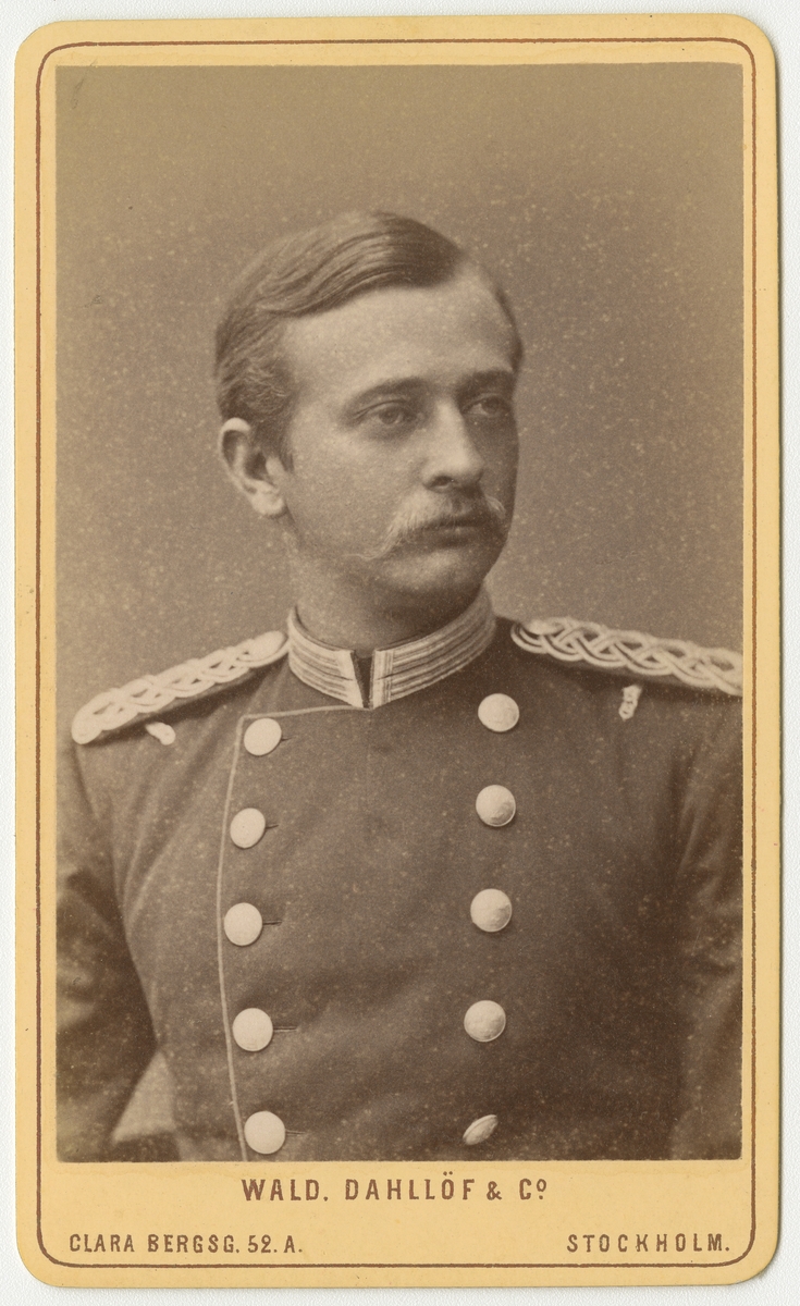 Porträtt av Anders Hugo Levin, officer vid Andra livgrenadjärregementet I 5.

Se även bild AMA.0001894, AMA.0007947 och AMA.0021773.