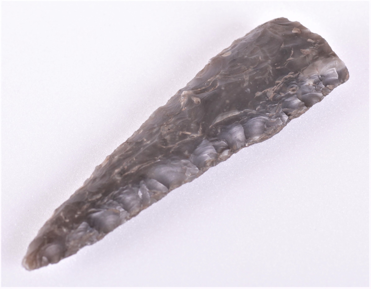Flintspiss, spydspiss av flint fra yngre steinalder.