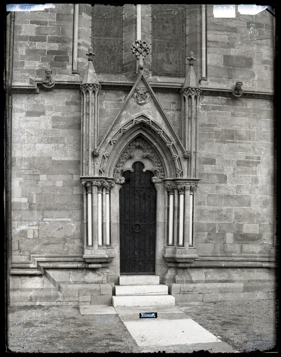 Bispeinngangen i oktogonen i Nidarodsomen etter restaurering. Gotiske skulpturer og erkebiskop Walkendorfs våpenskjold inne i spissbuen.